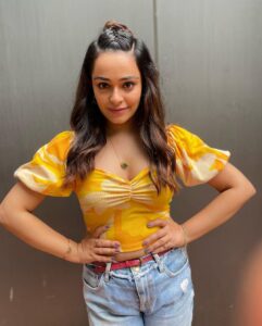 Apoorva Arora Instagram - 💛

👠- @oceedeeshoes 
💎- @ethnicandaz