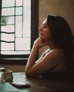 Apoorva Arora Instagram - Intezaar aur Tamanna, har kadam saath chale 💫✨
.
.
In frame - @apooarora 🤍
.
.
#portraitmood #portraitpage #mumbaiportraits #mymumbai #portraitvision #apoorvaarora #portraitphotography #moodgram