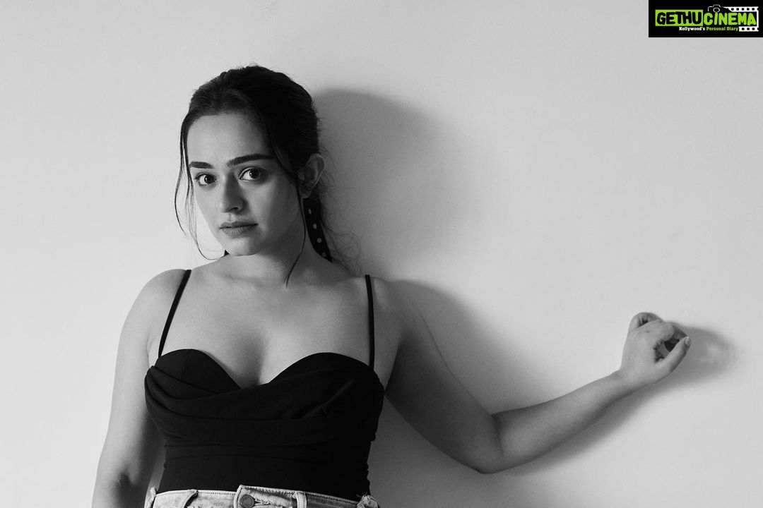 Apoorva Arora Instagram - 📸- @anurag_kabburphotography 💄- @makeupbyjanak 💇♀️- @glowzoh