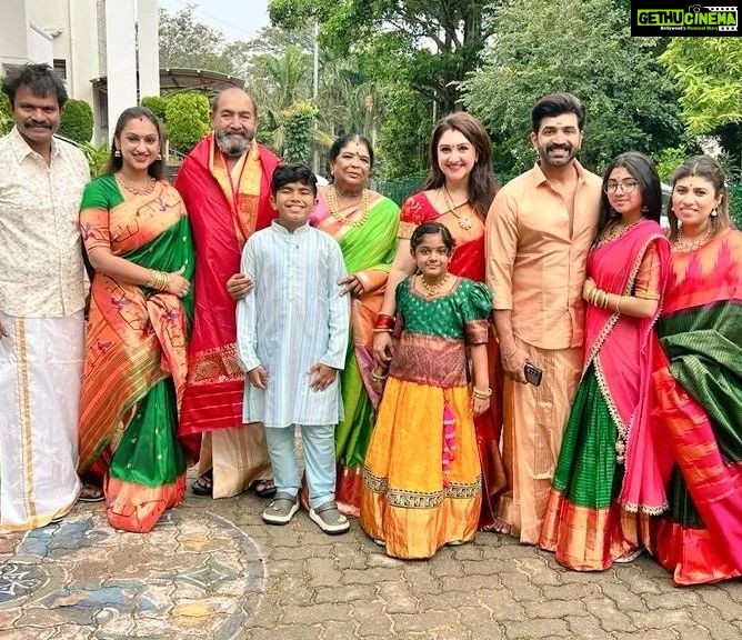 Arun Vijay Instagram - Happy birthday Appa!!❤️ #Thirumala 🙏🏽 #Family @aarathi_arun @pritha10hari @sridevi_vijaykumar