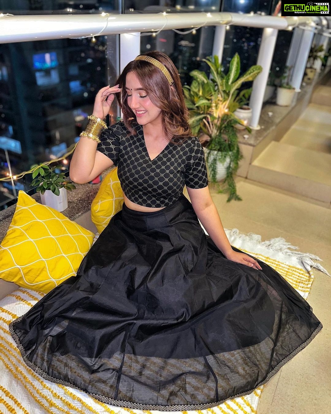 Ashnoor Kaur Instagram - This Diwali don’t burst a patakha, be one🖤💥 . . . #HappyDiwali #WhatIWore Wearing @rangriti Styled by @stylingcityy