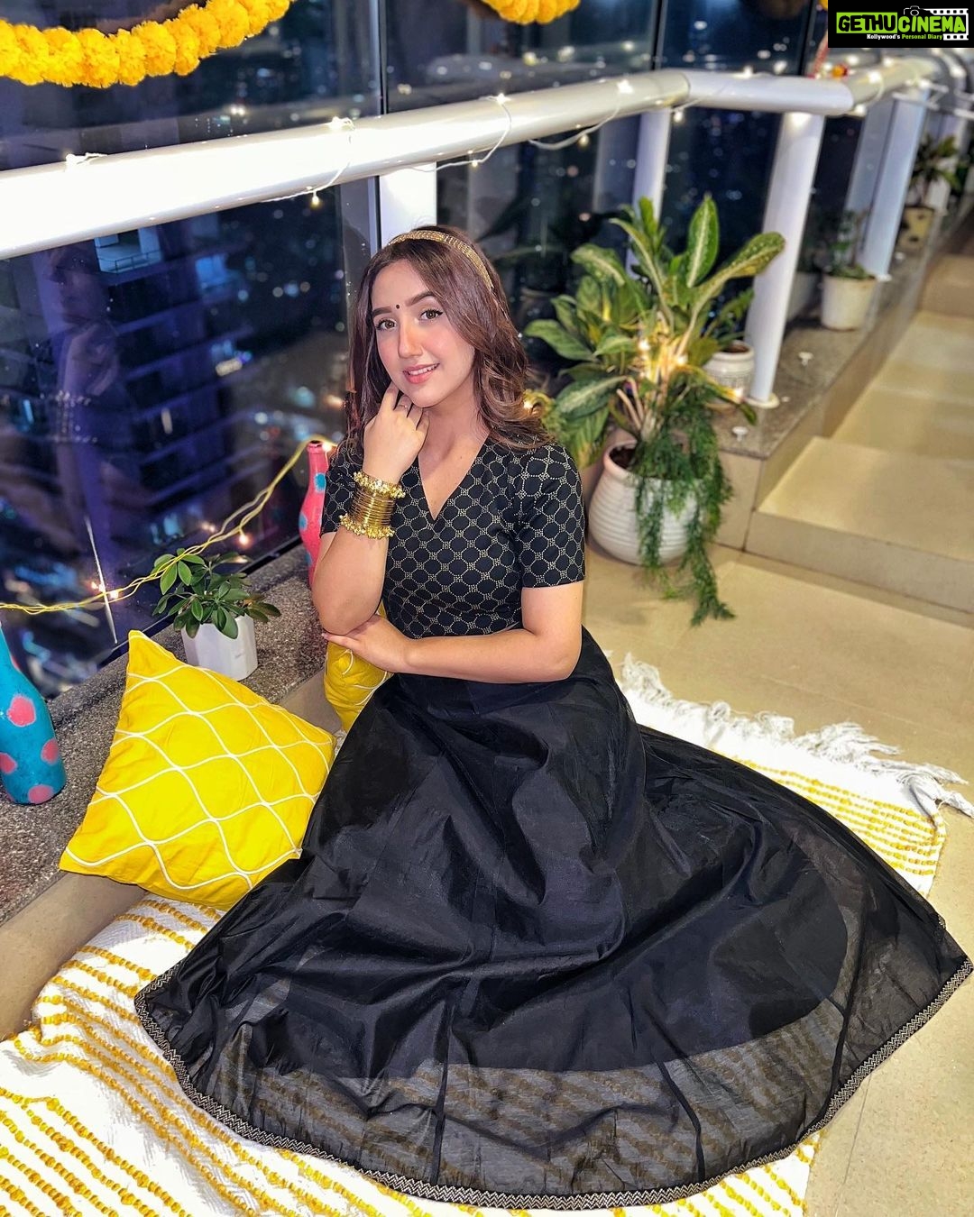 Ashnoor Kaur Instagram - This Diwali don’t burst a patakha, be one🖤💥 . . . #HappyDiwali #WhatIWore Wearing @rangriti Styled by @stylingcityy