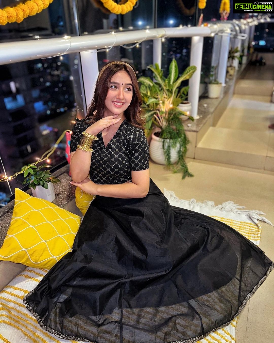 Ashnoor Kaur Instagram - This Diwali don’t burst a patakha, be one🖤💥 . . . #HappyDiwali #WhatIWore Wearing @rangriti Styled by @stylingcityy