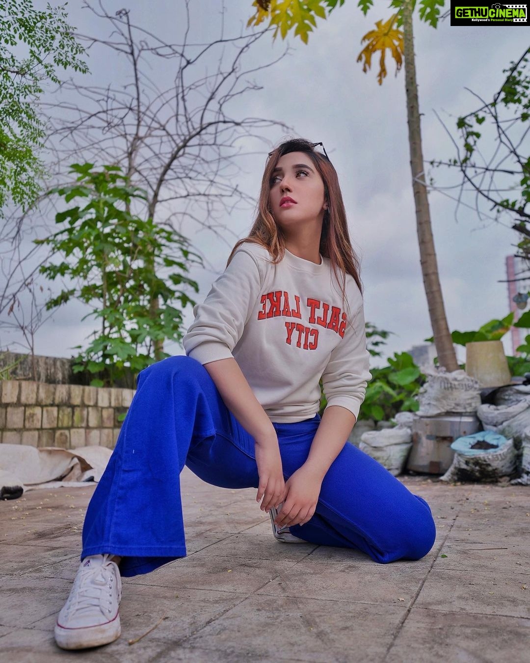 Ashnoor Kaur Instagram - Ain’t no Cinderella, I like the shoes🤍❤️💙