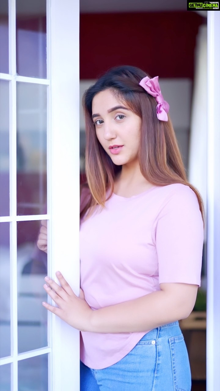 Ashnoor Kaur Instagram - Main vekhya bada bada na oh lakhaan vichon aave mainu💫 . . . #FashionTransition #transitionreel #Nasha #indianwear #traditionalwear #indiantransition #fashiononreels #reelitfeelit #explore