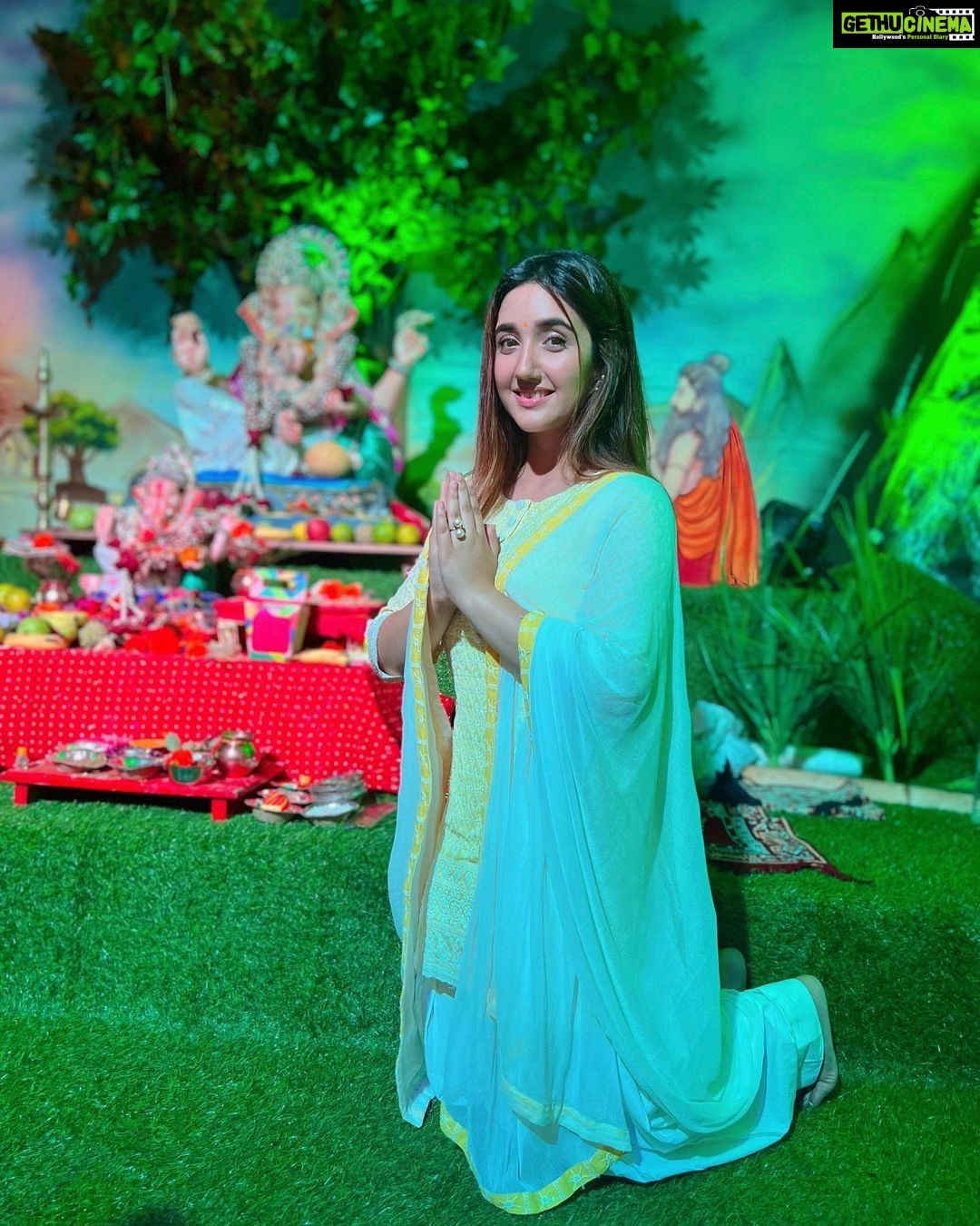 Ashnoor Kaur Instagram - Ganpati bappa, morya🤍 #HappyGaneshChaturthi 💫 . . Wearing @lavanyathelabel