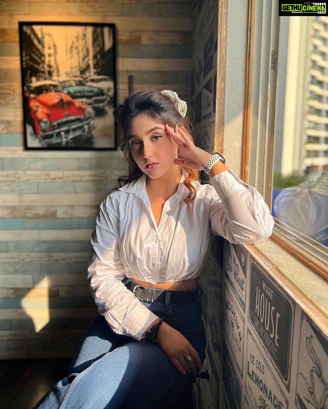Ashnoor Kaur Instagram - Vieni que spesso?🤍 . . . Comment and guess which language is this!!!