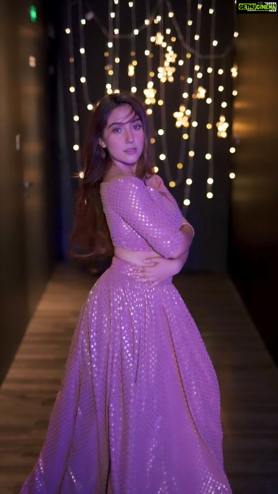 Ashnoor Kaur Instagram - Aake phir na jaana re🤍 . . . #SaiyyanDilMeinAanaRe @anjimaxuofficially #Saiyyan #DanceReels #ChamChamaCham