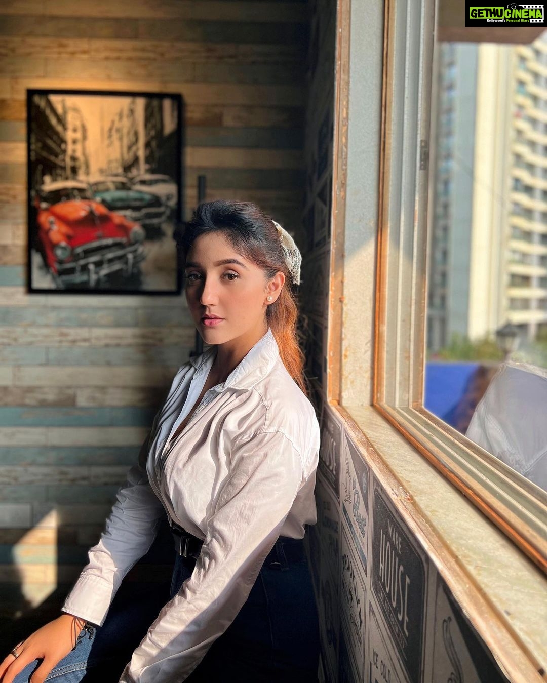 Ashnoor Kaur Instagram - Vieni que spesso?🤍 . . . Comment and guess which language is this!!!
