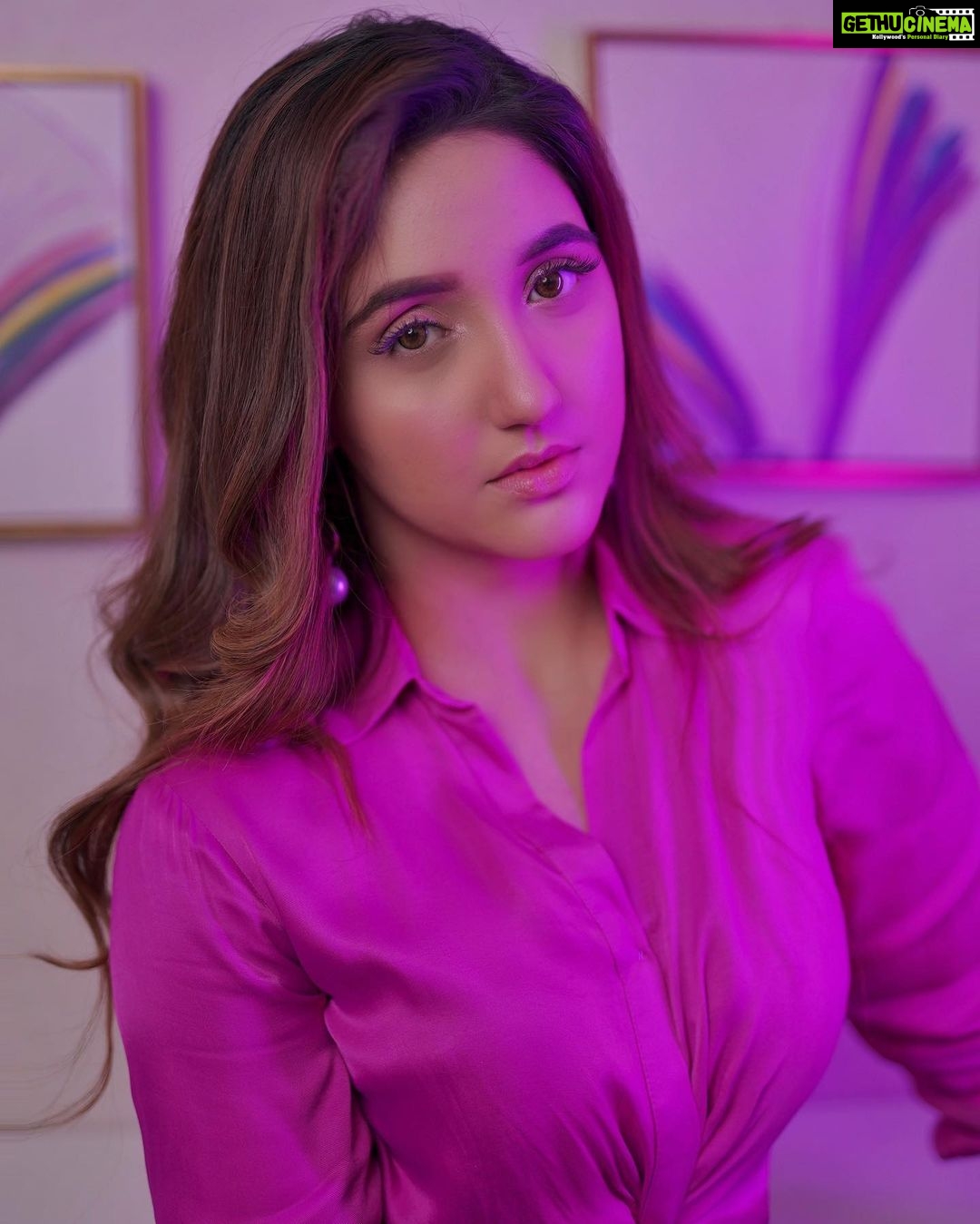 Ashnoor Kaur Instagram - Pinch me pink๐๐