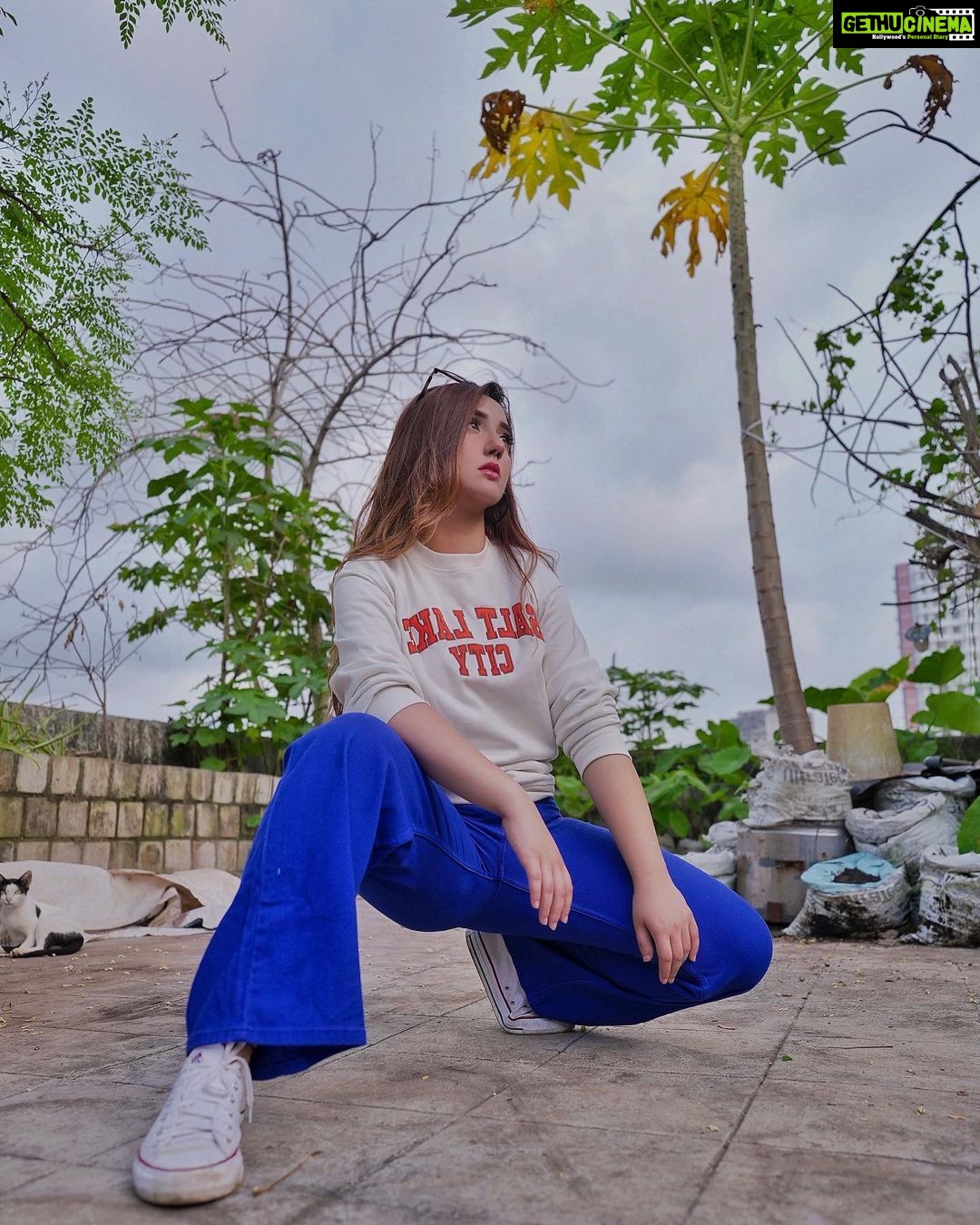 Ashnoor Kaur Instagram - Ain’t no Cinderella, I like the shoes🤍❤️💙