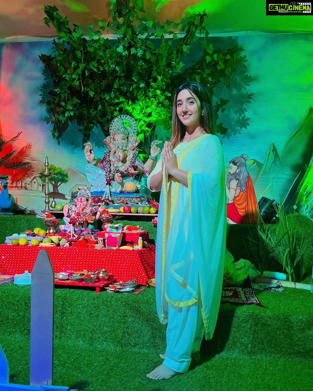 Ashnoor Kaur Instagram - Ganpati bappa, morya🤍 #HappyGaneshChaturthi 💫 . . Wearing @lavanyathelabel