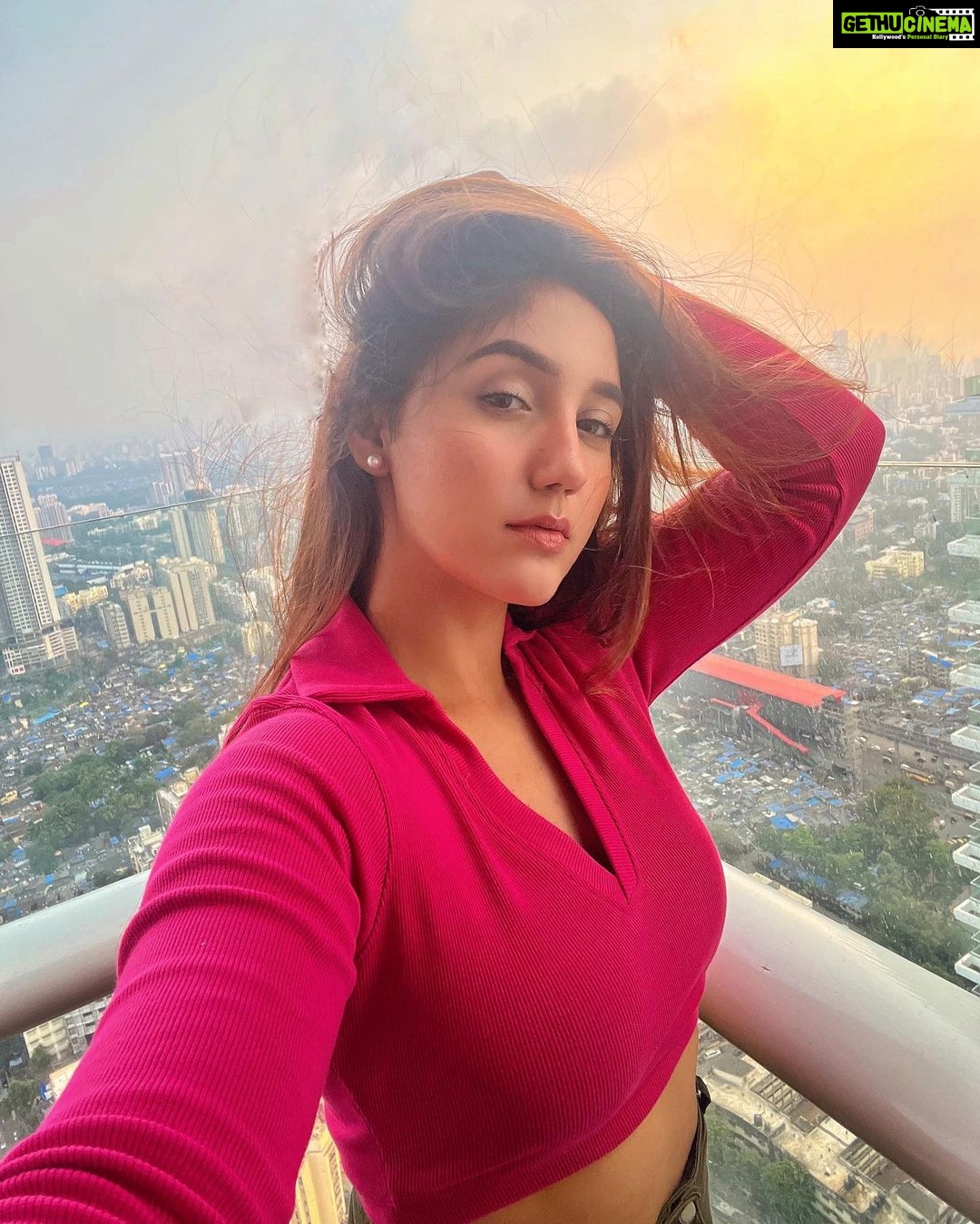 Ashnoor Kaur Instagram - Windy days, Sunkissed face… But the wind gushing through my hair like a blaze💨 (P.S. DONT miss the last picture🤣)