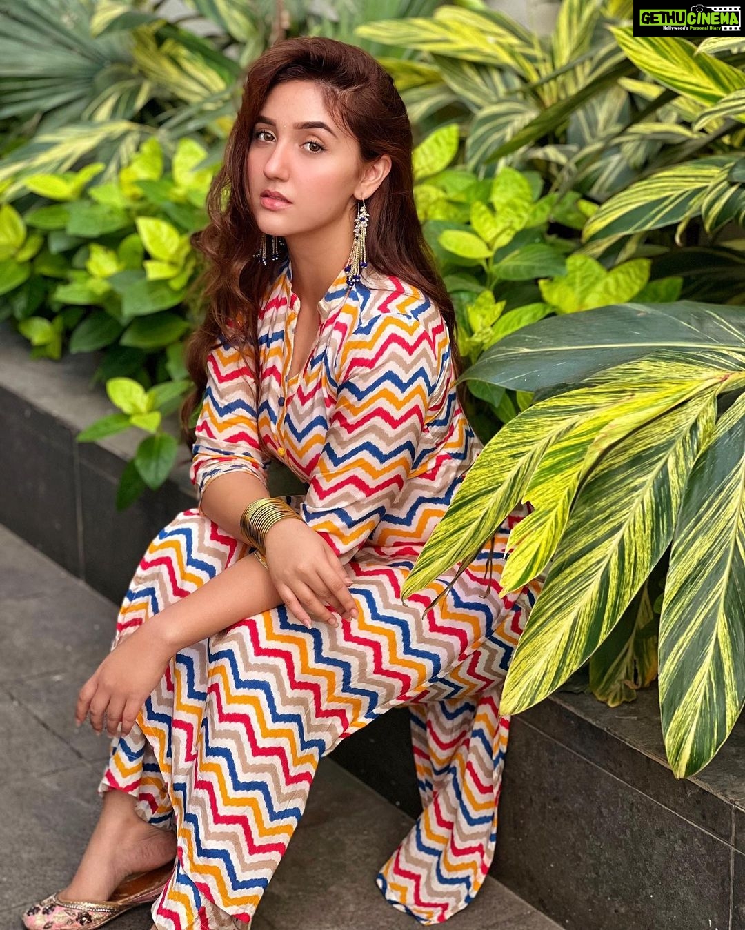 Ashnoor Kaur Instagram - Happy Choti Diwali🪔🤍 . . . 1,2,3,4 or 5? #ootd #festivevibes #whatiwore Wearing @ambraee_ Jewellery @gehnacloset