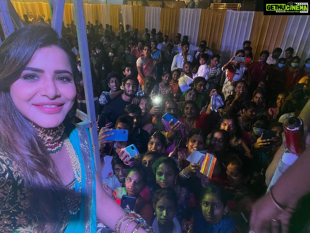 Ashu Reddy Instagram - Maybe this is called Love 💗 feeling blessed to meet you all here at Rajamundry today♥️ #ashureddy #events #grateful #thankful Rajahmundry