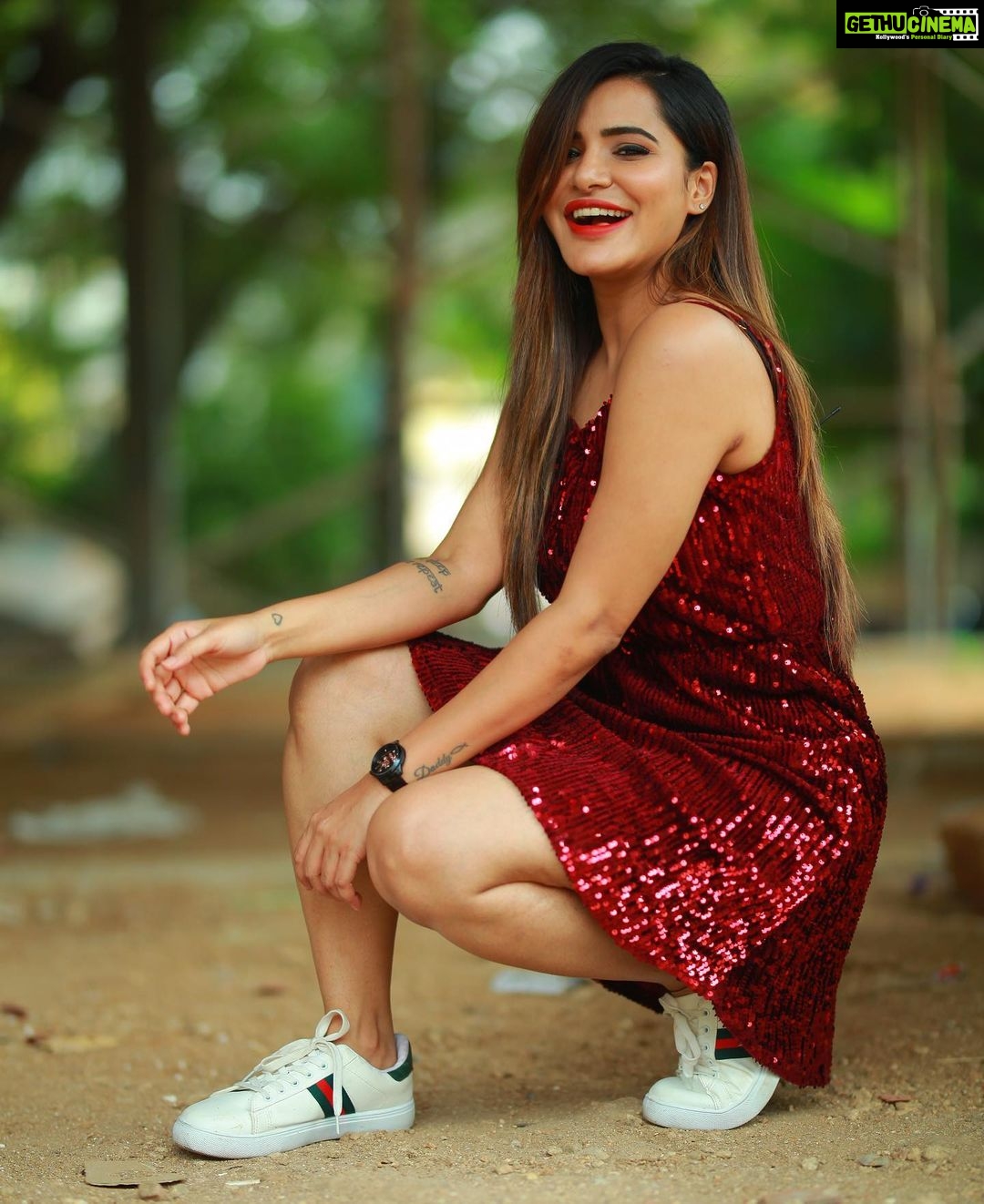 Ashu Reddy Instagram - Sit and Stand game, nothing else 😂♥️ #ashureddy #photooftheday #photoeveryday @naveen_photography_official