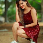 Ashu Reddy Instagram - Sit and Stand game, nothing else 😂♥️ #ashureddy #photooftheday #photoeveryday @naveen_photography_official