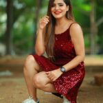 Ashu Reddy Instagram - Sit and Stand game, nothing else 😂♥️ #ashureddy #photooftheday #photoeveryday @naveen_photography_official