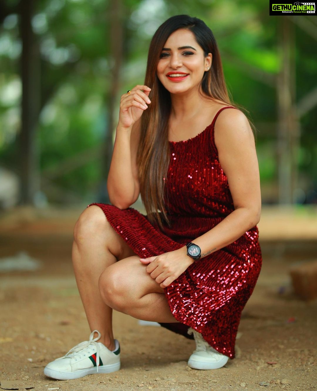 Ashu Reddy Instagram - Sit and Stand game, nothing else 😂♥️ #ashureddy #photooftheday #photoeveryday @naveen_photography_official