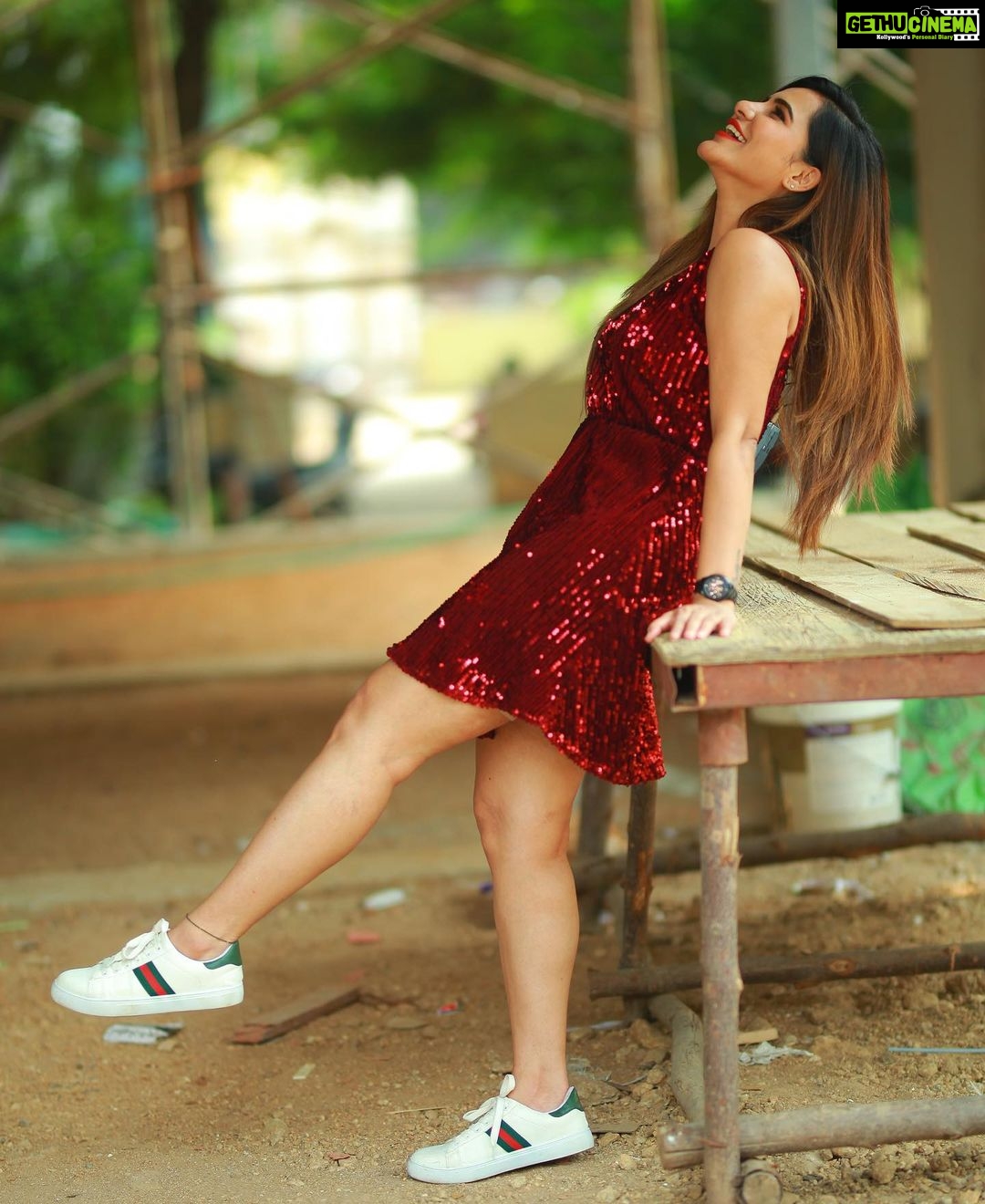 Ashu Reddy Instagram - Sit and Stand game, nothing else 😂♥️ #ashureddy #photooftheday #photoeveryday @naveen_photography_official