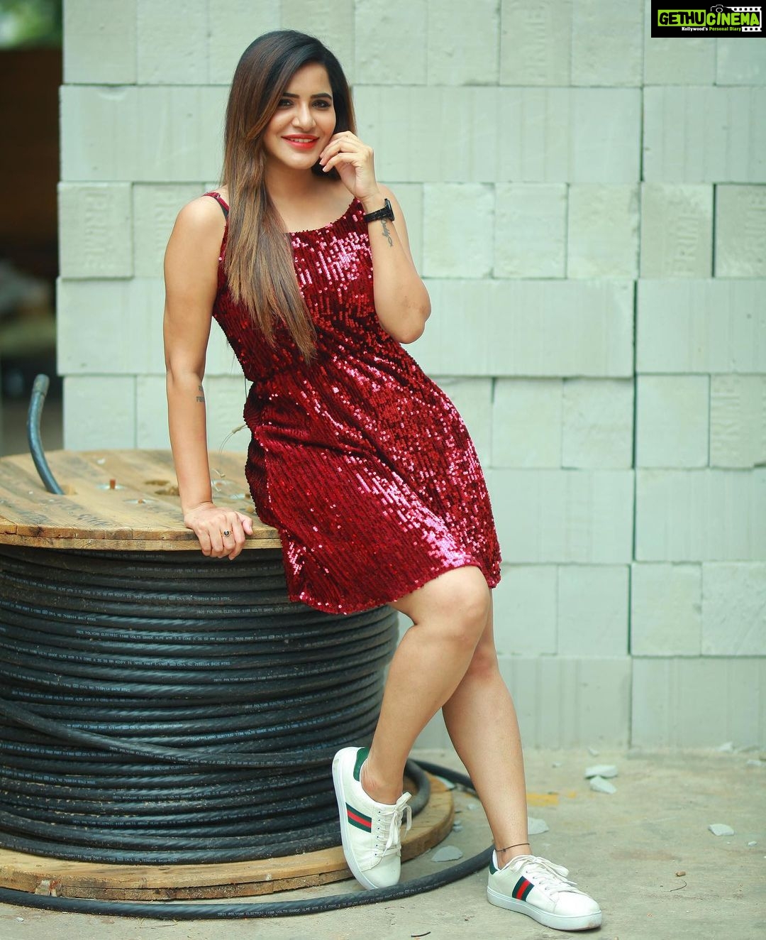 Ashu Reddy Instagram - Sit and Stand game, nothing else 😂♥️ #ashureddy #photooftheday #photoeveryday @naveen_photography_official
