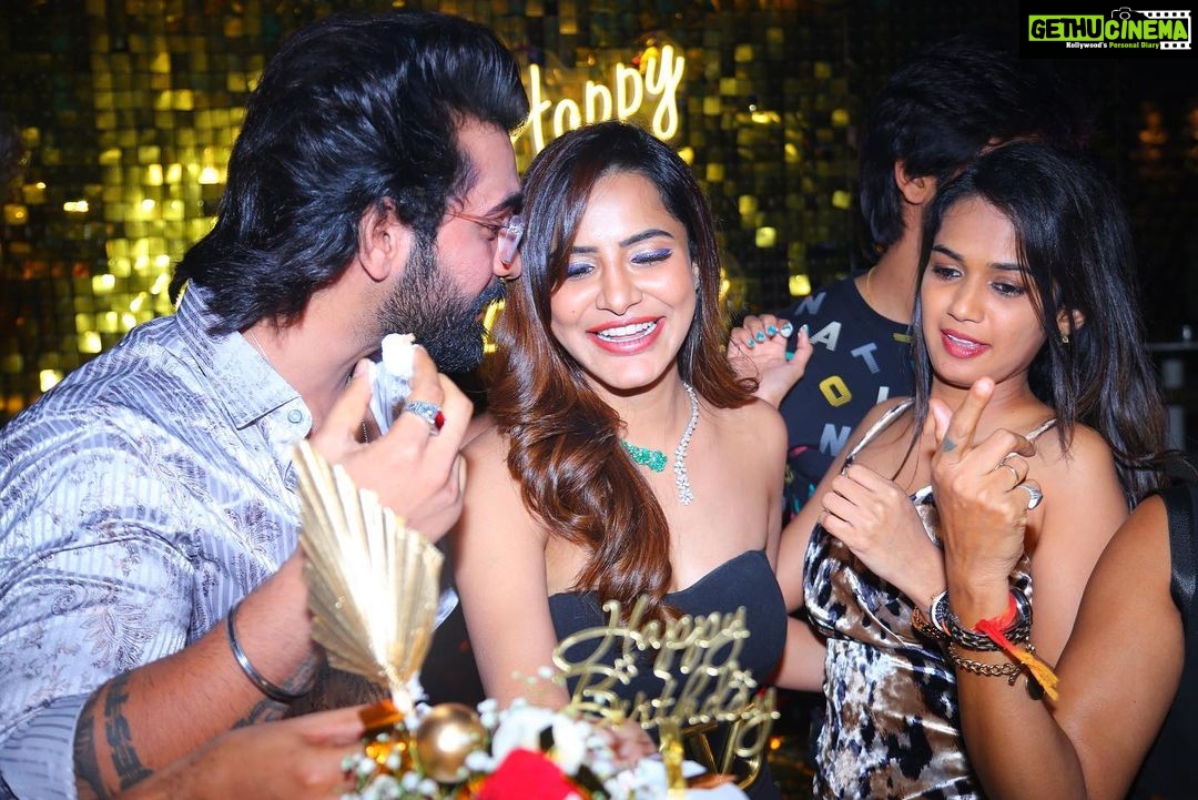 Ashu Reddy Instagram - #AAA ... My heart is so full ♥️ Best Birthday I've ever had..!! 🥳🧿 #ashureddy #birthday2022 #besttimesofmylife #reunion
