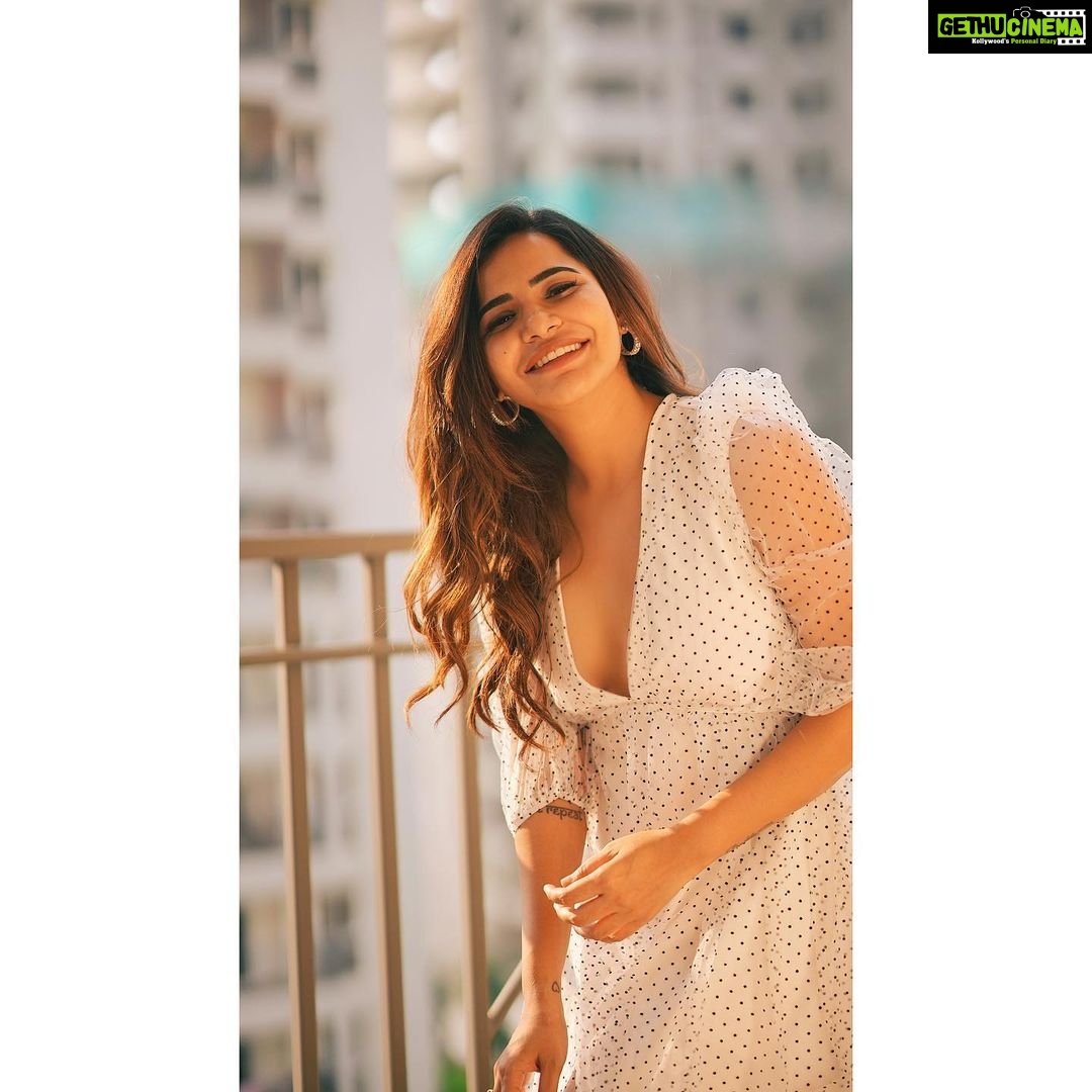 Ashu Reddy Instagram - The golden hour retreat 💛 #ashureddy #photooftheday #photoeveryday #subscribe