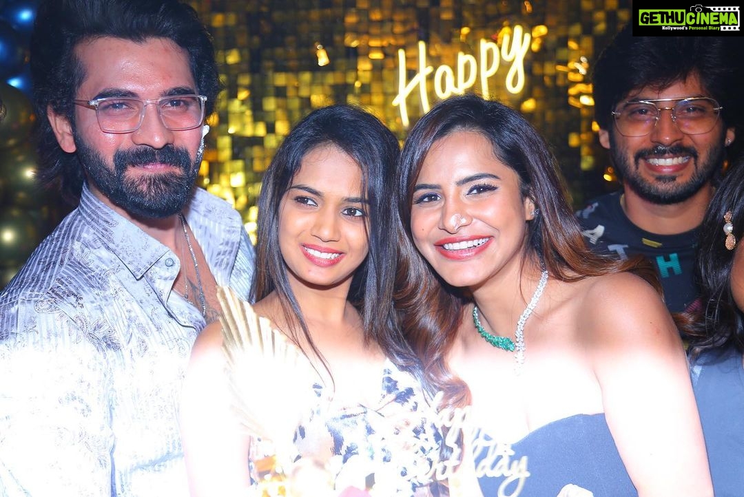 Ashu Reddy Instagram - #AAA ... My heart is so full ♥️ Best Birthday I've ever had..!! 🥳🧿 #ashureddy #birthday2022 #besttimesofmylife #reunion