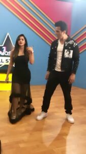 Ashu Reddy Instagram - Pelli ipudey kadhu le badhapadakandi 😫 @sonu_sood 😋♥️😂 #ashureddy @officialjoshapp @joshapp.telugu #sonusood @josh.all.stars