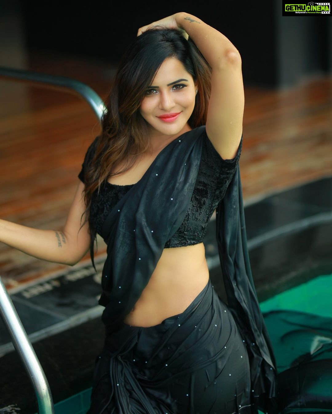 Ashu Reddy Instagram - What's up Habibi 😜😍 #ashureddy #dubaidairies #staytuned #bagsgiveaway #subscribe ♥️🎥 @naveen_photography_official Dubai, UAE