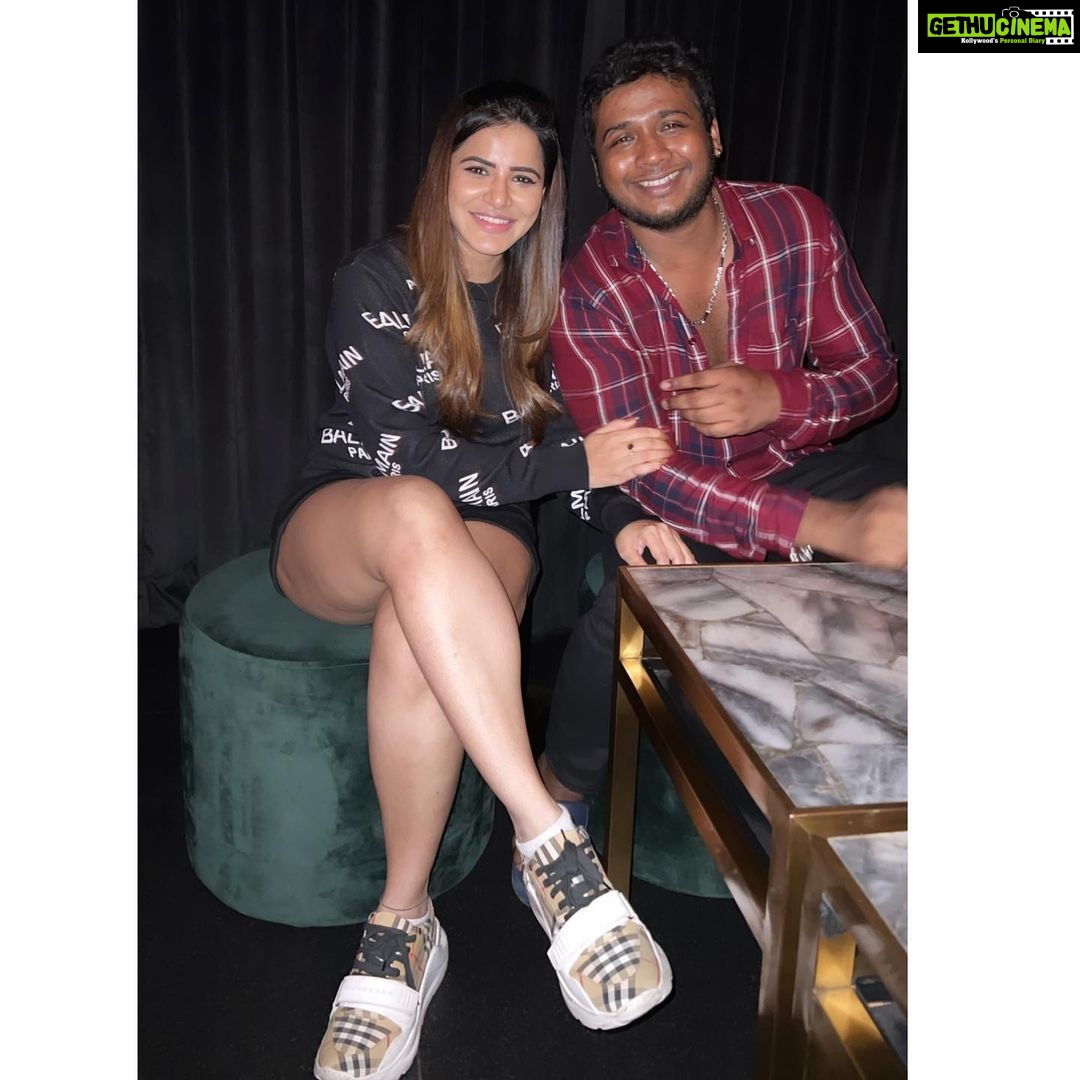 Ashu Reddy Instagram - Smiles says it all.. 🤗♥️ #ashureddy @sipligunjrahul #rahulsipligunj #friendsforever 😜 #reunion