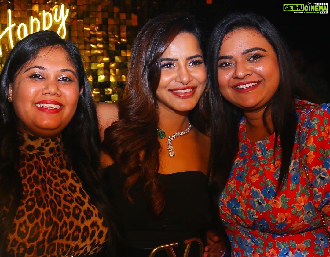 Ashu Reddy Instagram - People who made my birthday special ♥️🧿 #ashureddy #birthday2022 #linkinbio 🍀
