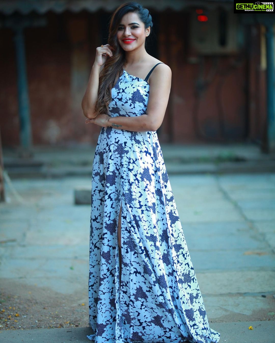 Ashu Reddy Instagram - Alright, it's been long time to wear a long dress ๐๐๐นโ๏ธ #ashureddy #photooftheday #photoeveryday @naveen_photography_official ๐ฅ๐ค