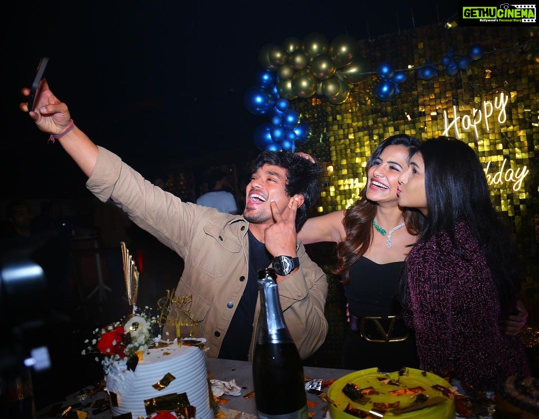 Ashu Reddy Instagram - People who made my birthday special ♥️🧿 #ashureddy #birthday2022 #linkinbio 🍀