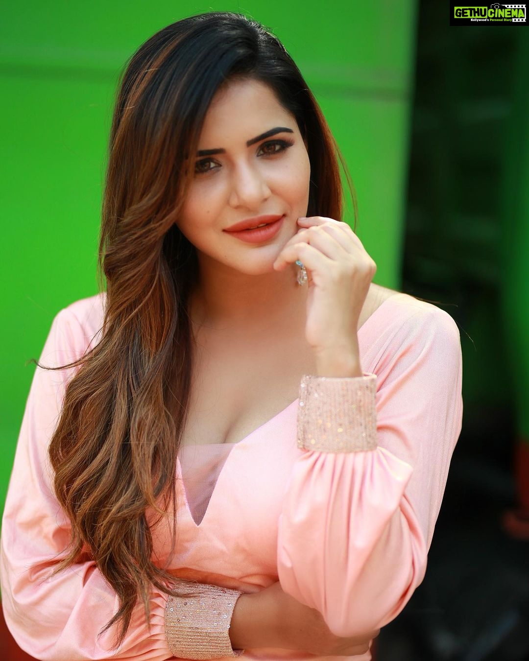 Ashu Reddy Instagram - I might need a cold drink 🥤♥️ what about you? #ashureddy #photooftheday #photoeveryday @naveen_photography_official 🎥 @argalacouture9 👗🎊