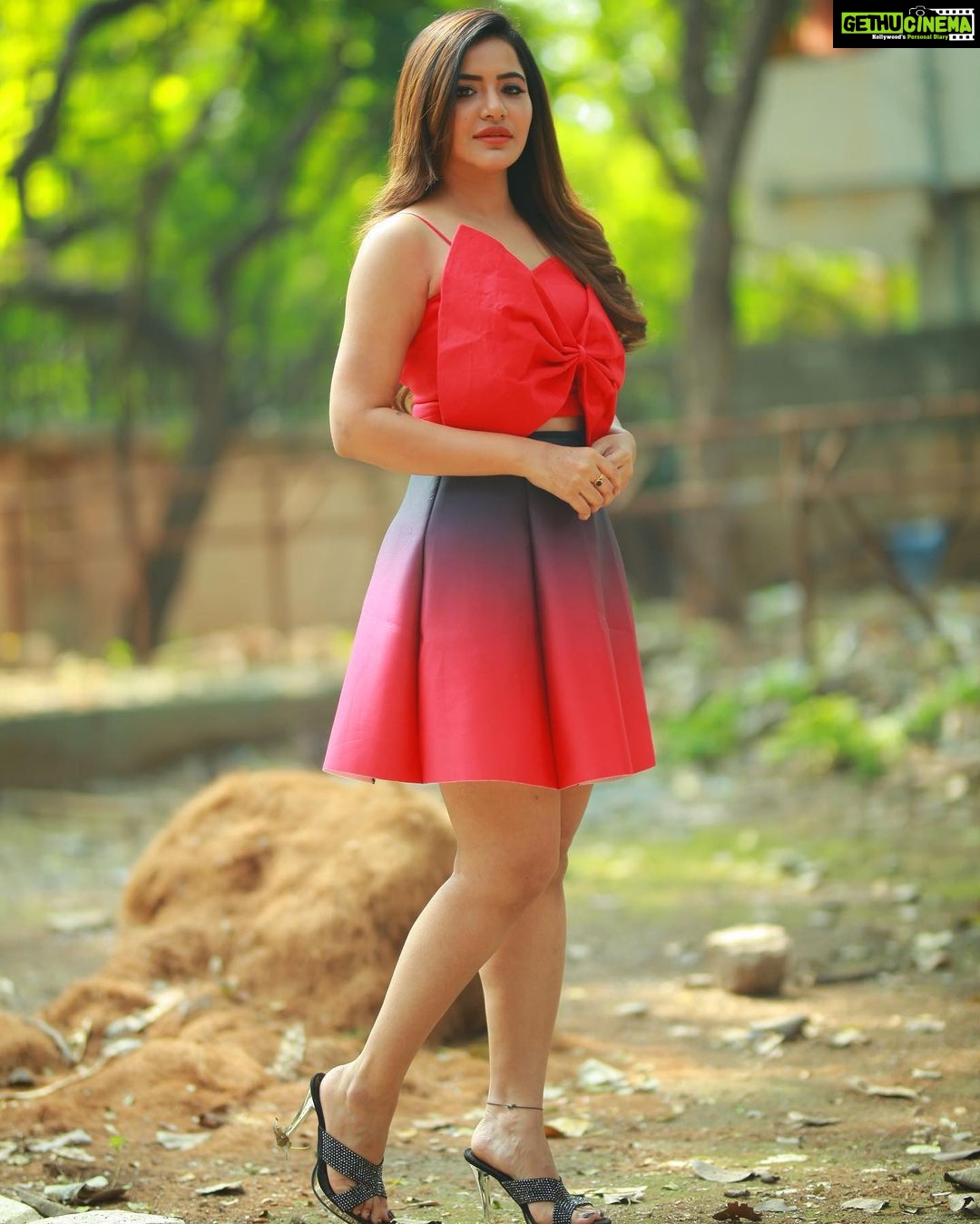 Ashu Reddy Instagram - Darling I'm a nightmare dressed like a day dream 💭👹🎊 #ashureddy #photooftheday #photoeveryday @naveen_photography_official 🎥♥️