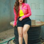 Ashu Reddy Instagram - Can you hold my intentions!? 😜🙋🏻‍♀️🦀 #ashureddy #photooftheday #photoeveryday @naveen_photography_official 🎥♥️✅