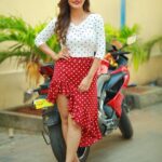 Ashu Reddy Instagram - Hi there 🙋🏻‍♀️ let's go out for a ride?! 🏍 👀♥️😜 #ashureddy @naveen_photography_official 🎥 #photooftheday #photoeveryday