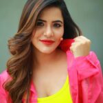 Ashu Reddy Instagram - Neons make me go crazy 😜 🎁🦀👀 #ashureddy @naveen_photography_official 🎥 🥳 #photooftheday #photoeveryday