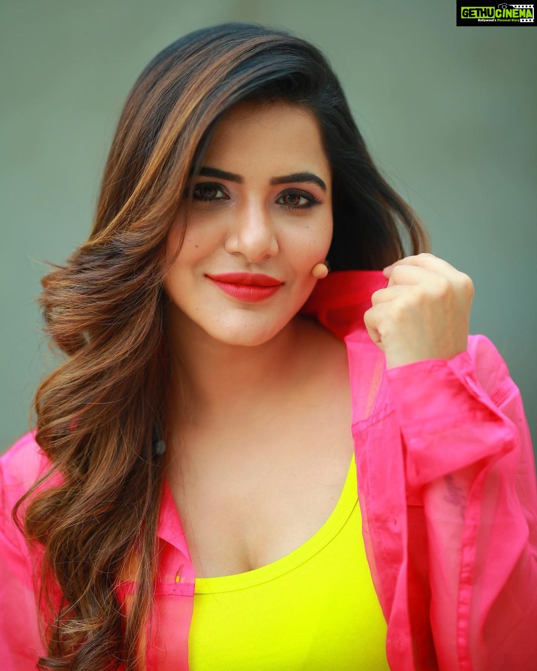 Ashu Reddy Instagram - Neons make me go crazy 😜 🎁🦀👀 #ashureddy @naveen_photography_official 🎥 🥳 #photooftheday #photoeveryday