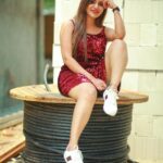 Ashu Reddy Instagram - They asked me to pose like a girl.. swipe right to see howw? 😂♥️☀️ #ashureddy @naveen_photography_official #photoshoot #styleoftheday