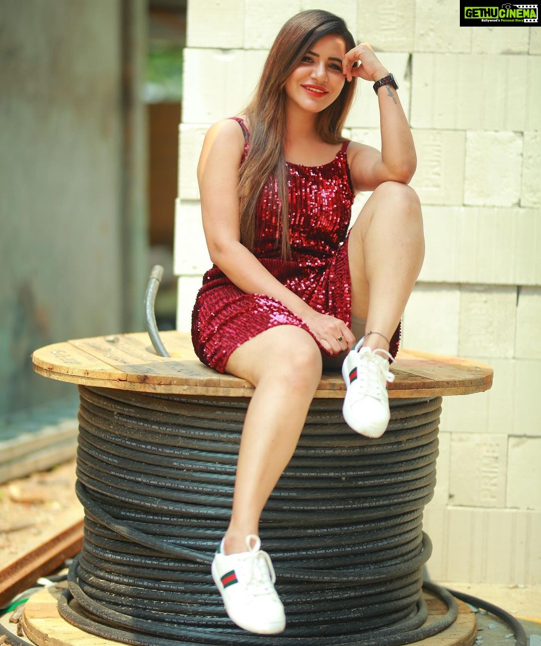 Ashu Reddy Instagram - They asked me to pose like a girl.. swipe right to see howw? 😂♥️☀️ #ashureddy @naveen_photography_official #photoshoot #styleoftheday