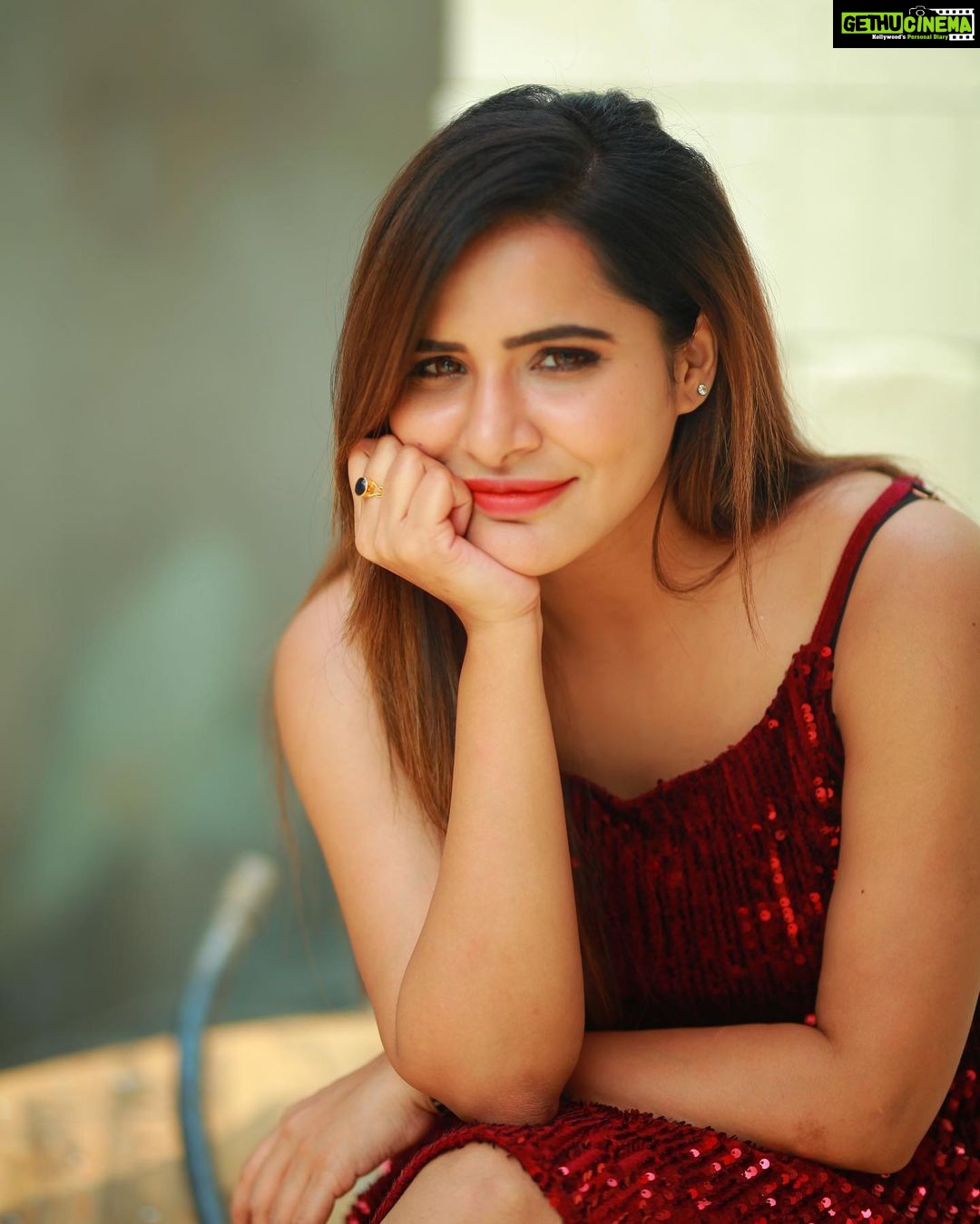 Ashu Reddy Instagram - Would you take me for a coffee? I promise i'd stare at you the same way..! ☺️♥️ #ashureddy @naveen_photography_official 🎥☀️💕
