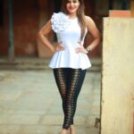 Ashu Reddy Instagram - Double tap see the magic 😂♥️ #ashureddy #photoshoot @naveen_photography_official 🎥 #styleoftheday