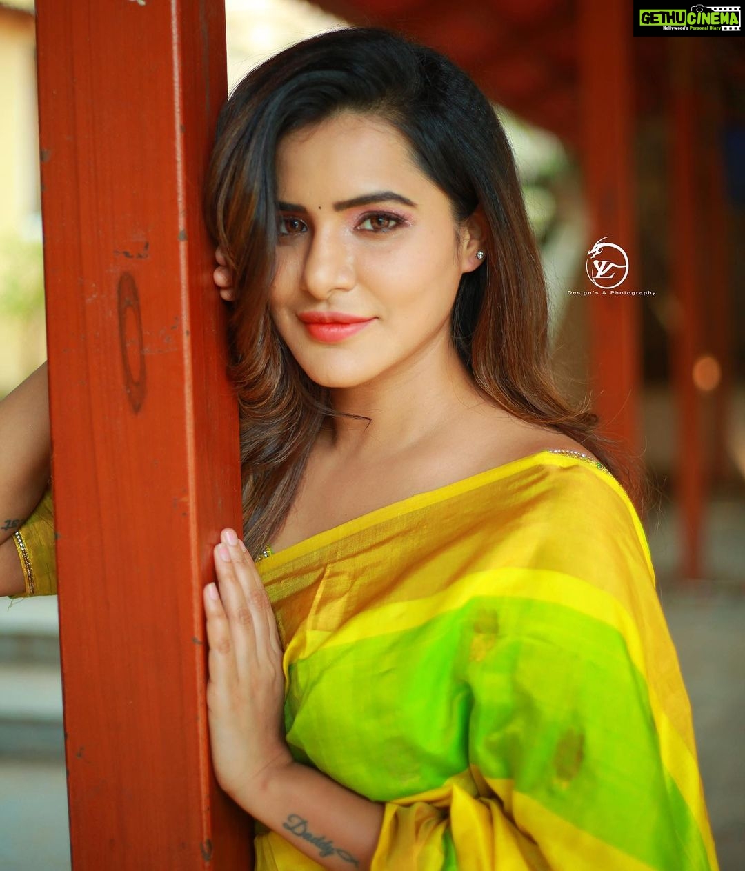 Ashu Reddy Instagram - Good looks fade away, but good heart keeps you beautiful forever ❤️ #ashureddy @naveen_photography_official 🎥 #photooftheday #sareelook