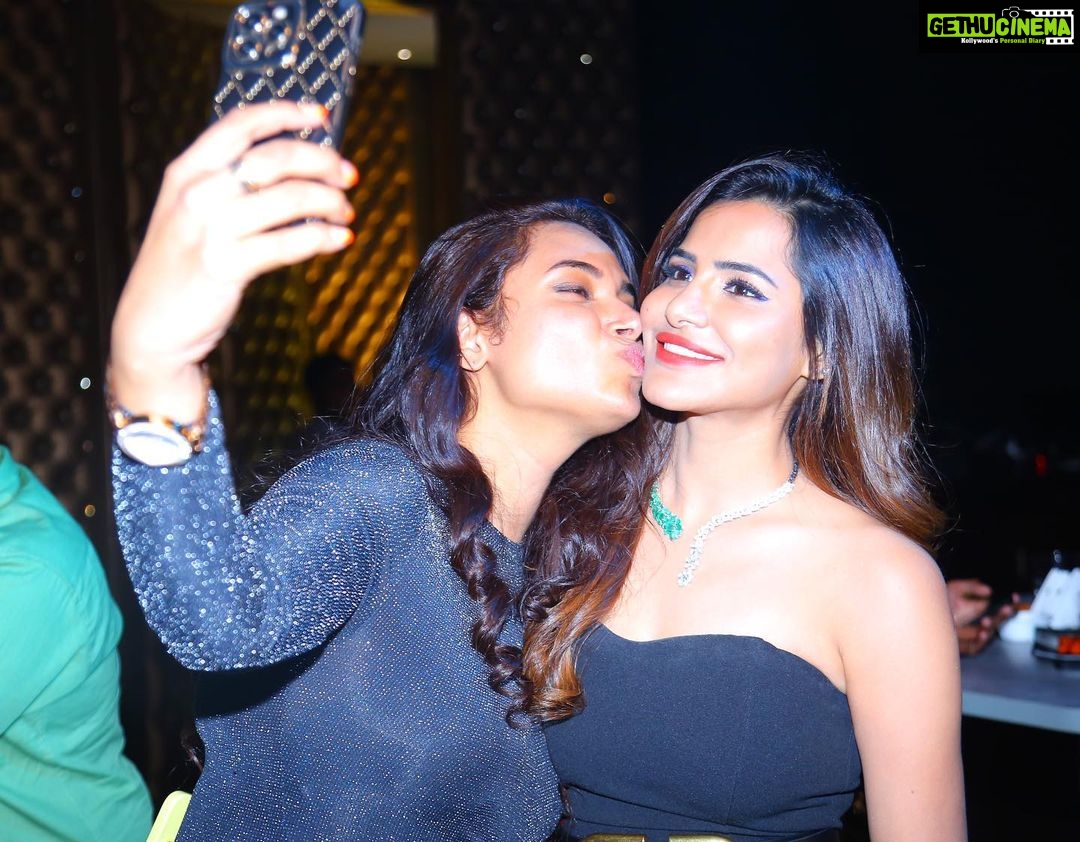 Ashu Reddy Instagram - People who made my birthday special ♥️🧿 #ashureddy #birthday2022 #linkinbio 🍀