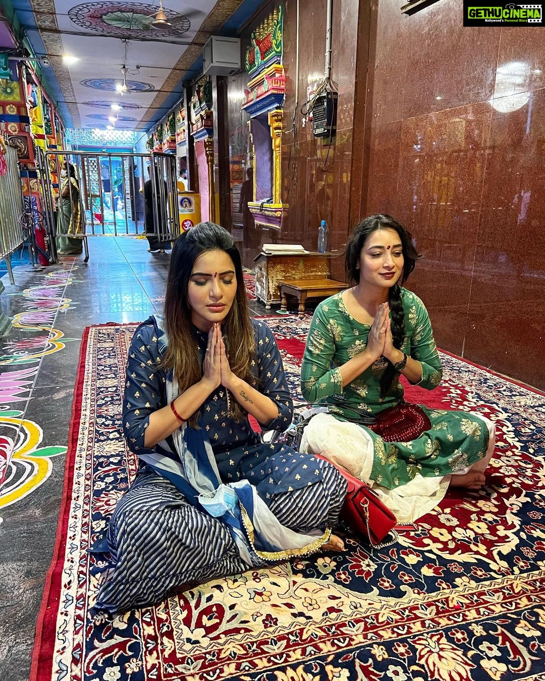 Ashu Reddy Instagram - Darshanam ♥️ Be with people who give you good vibes 😎 #ashureddy @iam_bhanusri ♥️ #thankful #goodtimes Sri Kanakadurga Temple