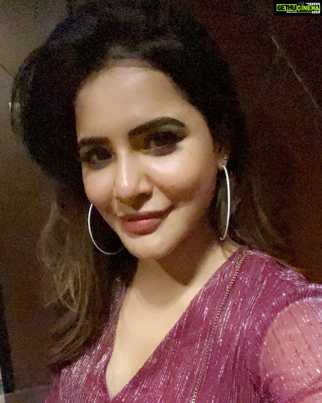 Ashu Reddy Instagram - Longgg Weekending my way , 🌞♥️👹 #ashureddy #amg #gratitude #godisgood🙏🏾