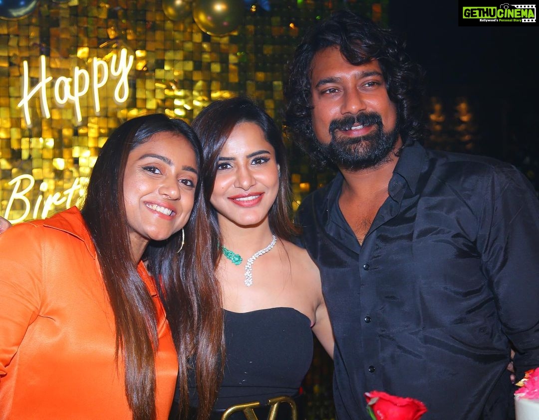 Ashu Reddy Instagram - People who made my birthday special ♥️🧿 #ashureddy #birthday2022 #linkinbio 🍀