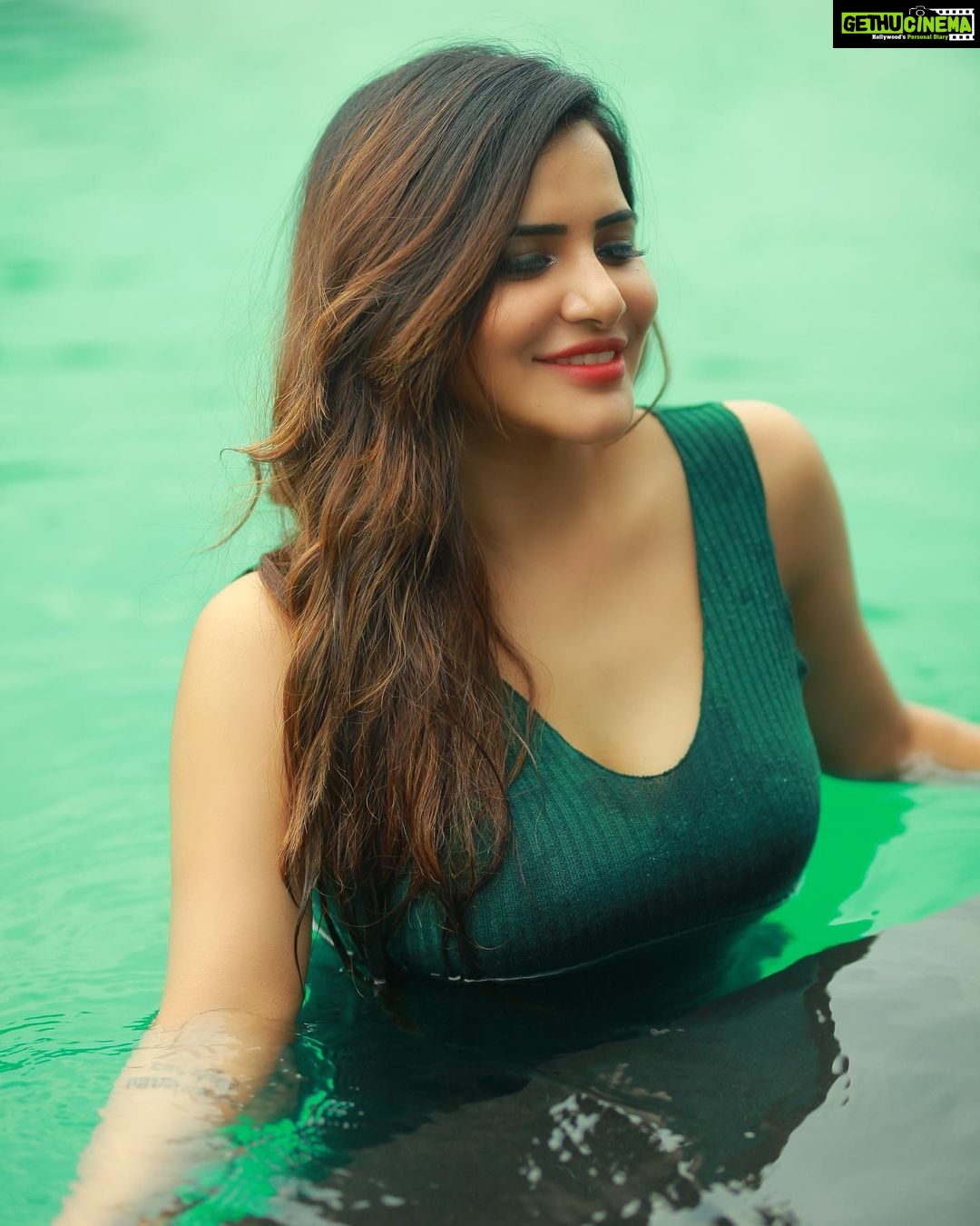Ashu Reddy Instagram - It's still cold water, would you jump right over? 😍 #ashureddy #poolside #waterfront @naveen_photography_official Dubai, UAE